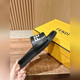 Сначала мужской размер. #Fendi весна-лето, новые модели пляжных т