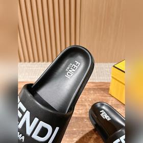 Сначала мужской размер. #Fendi весна-лето, новые модели пляжных т