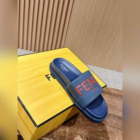 Сначала мужской размер. #Fendi весна-лето, новые модели пляжных т