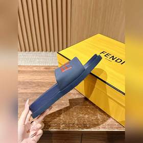 Сначала мужской размер. #Fendi весна-лето, новые модели пляжных т