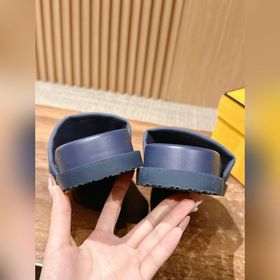 Сначала мужской размер. #Fendi весна-лето, новые модели пляжных т