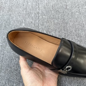 Мужские кожаные туфли FERRAGAMO! Мокасины с застежкой Gancini Эти
