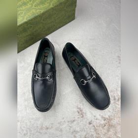 Мужские лоферы Gucci в новом исполнении с мотивом пряжки виде кон