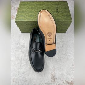 Мужские лоферы Gucci в новом исполнении с мотивом пряжки виде кон