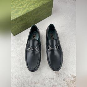 Мужские лоферы Gucci в новом исполнении с мотивом пряжки виде кон