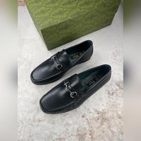 Мужские лоферы Gucci в новом исполнении с мотивом пряжки виде кон