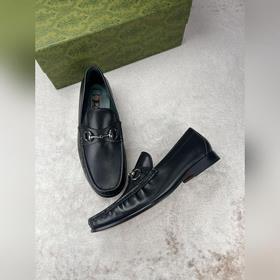 Мужские лоферы Gucci в новом исполнении с мотивом пряжки виде кон