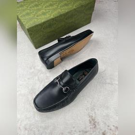 Мужские лоферы Gucci в новом исполнении с мотивом пряжки виде кон