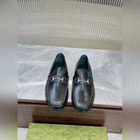Мужские лоферы Gucci в новом исполнении с мотивом пряжки виде кон