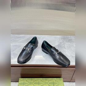 Мужские лоферы Gucci в новом исполнении с мотивом пряжки виде кон