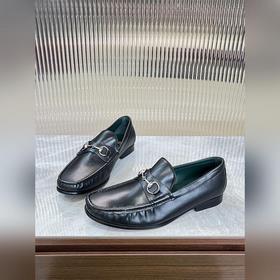 Мужские лоферы Gucci в новом исполнении с мотивом пряжки виде кон