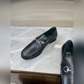 Мужские лоферы Gucci в новом исполнении с мотивом пряжки виде кон