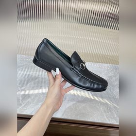 Мужские лоферы Gucci в новом исполнении с мотивом пряжки виде кон