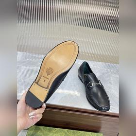 Мужские лоферы Gucci в новом исполнении с мотивом пряжки виде кон