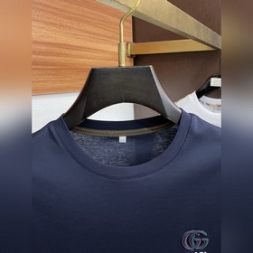 Gucci 25-летняя модель с круглым вырезом и короткими рукавами, по