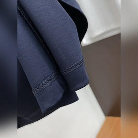 Gucci 25-летняя модель с круглым вырезом и короткими рукавами, по