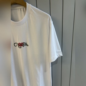 Новая модель 2025 года от Gucci. Футболка силиконовым принтом вид