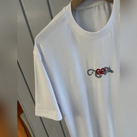 Новая модель 2025 года от Gucci. Футболка силиконовым принтом вид