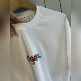 Новая модель 2025 года от Gucci. Футболка силиконовым принтом вид