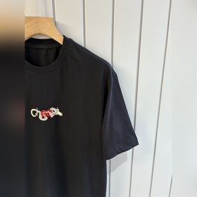Новая модель 2025 года от Gucci. Футболка силиконовым принтом вид
