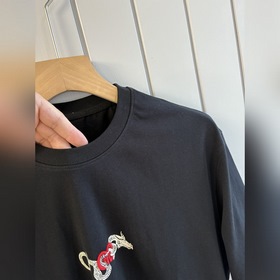 Новая модель 2025 года от Gucci. Футболка силиконовым принтом вид