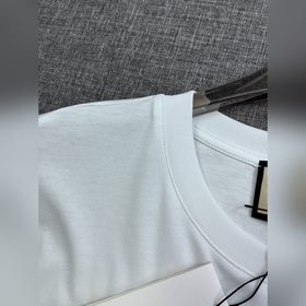 Новая модель мужской футболки с круглым вырезом и короткими рукав