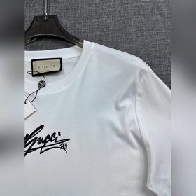 Новая модель мужской футболки с круглым вырезом и короткими рукав