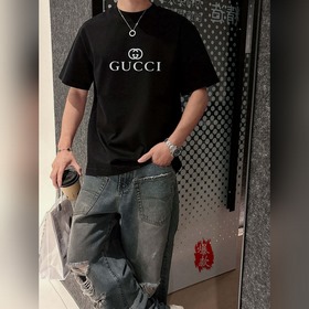 Gucci. Новая весенняя коллекция 2025 года： модная рубашка с кругл