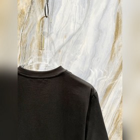 Новая модель короткорукавой футболки для мужчин и женщин от Guqi 