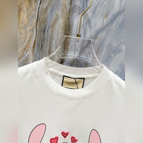 Новая модель короткорукавой футболки для мужчин и женщин от Guqi 