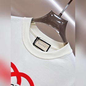 Эксклюзивная весенняя новинка от Gucci. Модная и стильная футболк