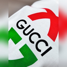 Эксклюзивная весенняя новинка от Gucci. Модная и стильная футболк