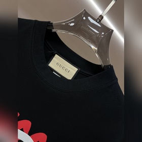 Эксклюзивная весенняя новинка от Gucci. Модная и стильная футболк