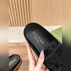 Новые туфли-муле с широким ремешком и вышитым логотипом G от Gucc