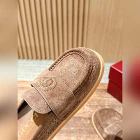 Новая модель туфель Gucci с толстой подошвой и открытым носком Ка
