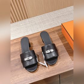 Новые тапочки Hermes Kelly с застежкой Kelly выглядят более стиль