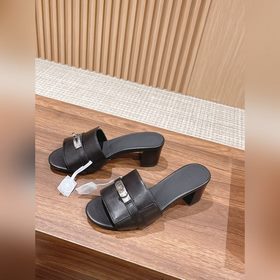 Новые тапочки Hermes Kelly с застежкой Kelly выглядят более стиль