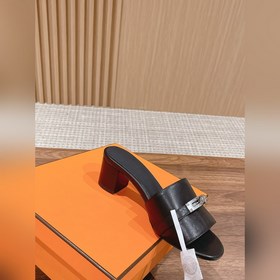 Новые тапочки Hermes Kelly с застежкой Kelly выглядят более стиль