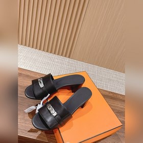 Новые тапочки Hermes Kelly с застежкой Kelly выглядят более стиль