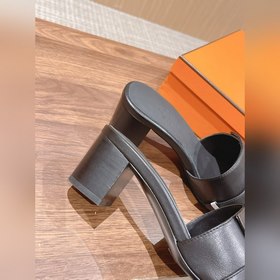 Новые тапочки Hermes Kelly с застежкой Kelly выглядят более стиль