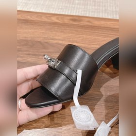 Новые тапочки Hermes Kelly с застежкой Kelly выглядят более стиль