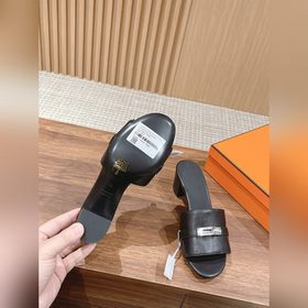 Новые тапочки Hermes Kelly с застежкой Kelly выглядят более стиль