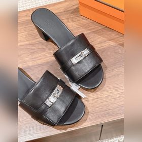 Новые тапочки Hermes Kelly с застежкой Kelly выглядят более стиль