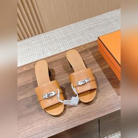 Новые тапочки Hermes Kelly с застежкой Kelly выглядят более стиль