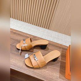 Новые тапочки Hermes Kelly с застежкой Kelly выглядят более стиль