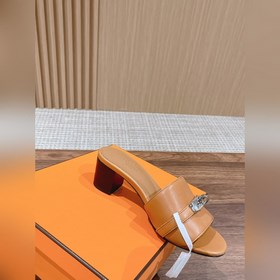 Новые тапочки Hermes Kelly с застежкой Kelly выглядят более стиль