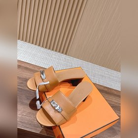 Новые тапочки Hermes Kelly с застежкой Kelly выглядят более стиль