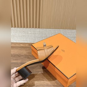 Новые тапочки Hermes Kelly с застежкой Kelly выглядят более стиль
