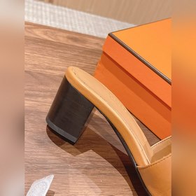 Новые тапочки Hermes Kelly с застежкой Kelly выглядят более стиль