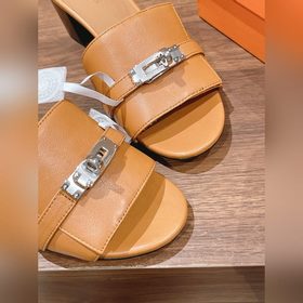 Новые тапочки Hermes Kelly с застежкой Kelly выглядят более стиль
